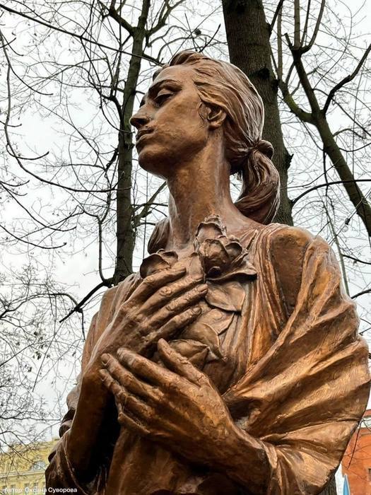 Памятник балерине Майе Плисецкой установили на набережной Пряжки