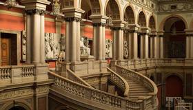 В Академии Штиглица пройдет ежегодная новогодняя ярмарка «Елка под куполом»