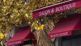 На Лахтинской заметили потрясающий праздничный декор