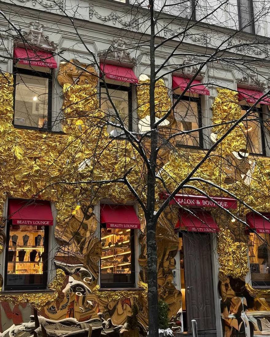 На Лахтинской заметили потрясающий праздничный декор