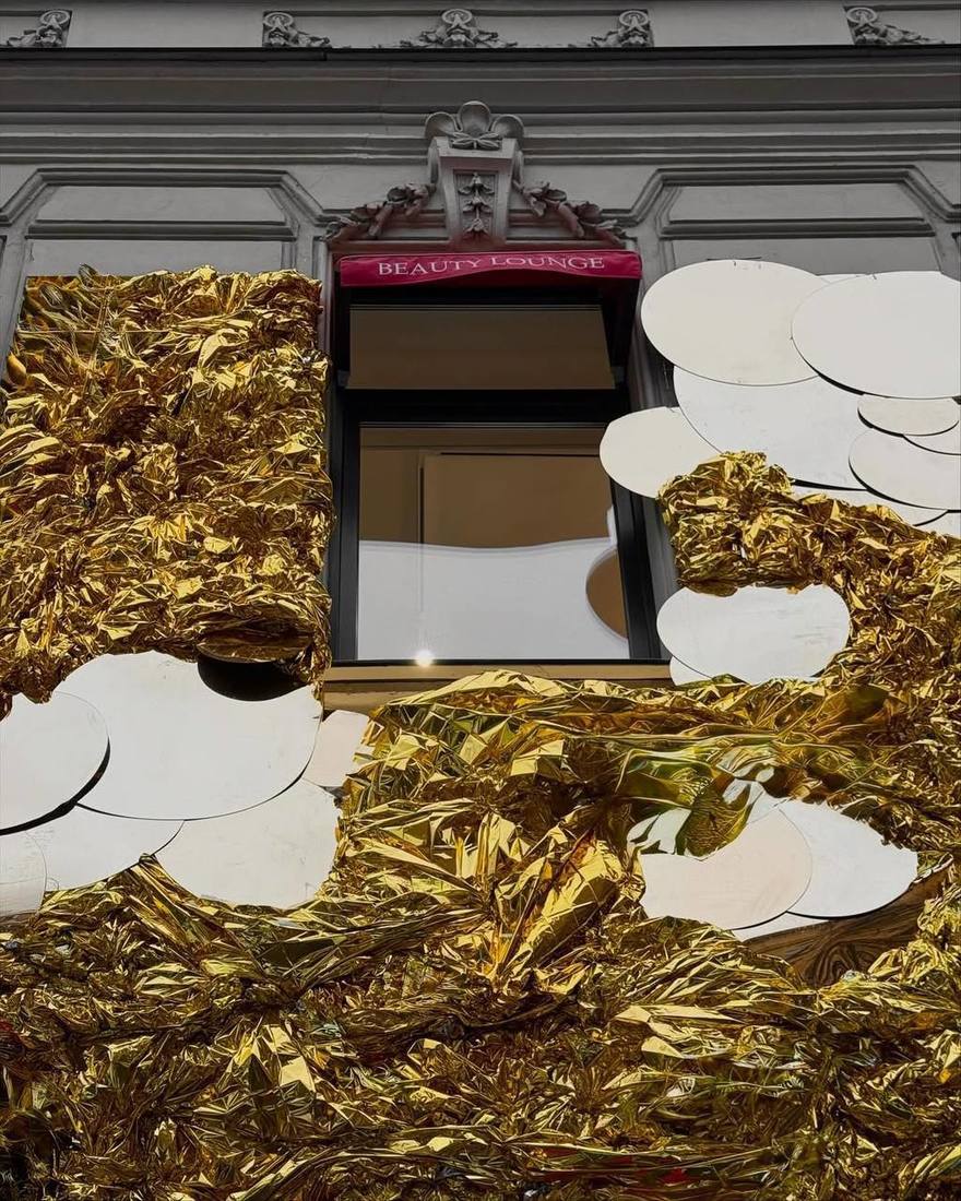 На Лахтинской заметили потрясающий праздничный декор