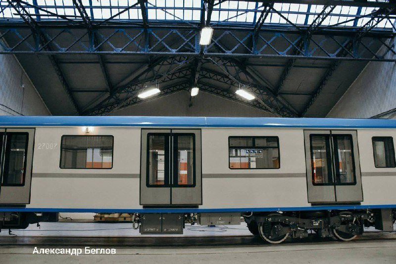 В Петербурге представили новый поезд «Балтиец‑2» в синем цвете. Состав планируют направить на Московско‑Петроградскую линию метрополитена.  