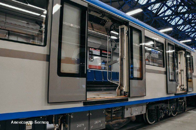 В Петербурге представили новый поезд «Балтиец‑2» в синем цвете. Состав планируют направить на Московско‑Петроградскую линию метрополитена.  
