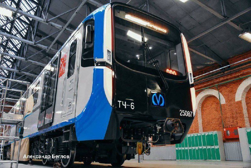 В Петербурге представили новый поезд «Балтиец‑2» в синем цвете. Состав планируют направить на Московско‑Петроградскую линию метрополитена.  