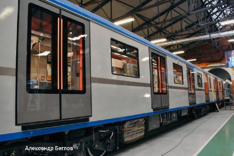 В Петербурге представили новый поезд «Балтиец‑2» в синем цвете. Состав планируют направить на Московско‑Петроградскую линию метрополитена.  