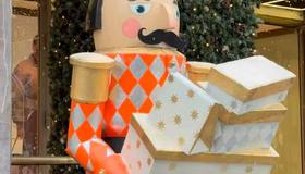 Петербург становится всё более новогодним — по всему городу устанавливают праздничные инсталляции.