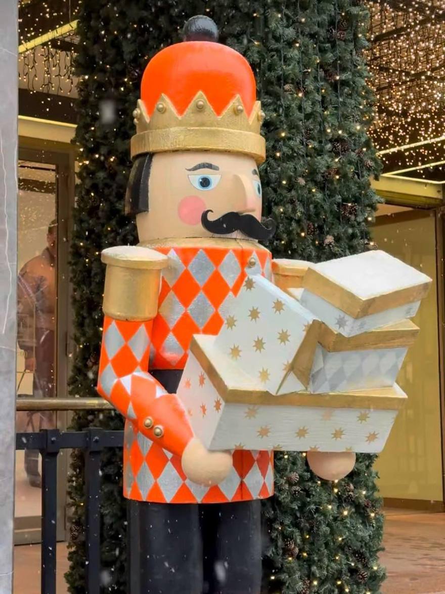 Петербург становится всё более новогодним — по всему городу устанавливают праздничные инсталляции.