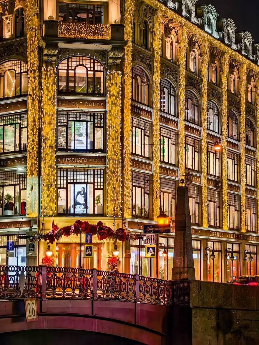 Петербург становится всё более новогодним — по всему городу устанавливают праздничные инсталляции.