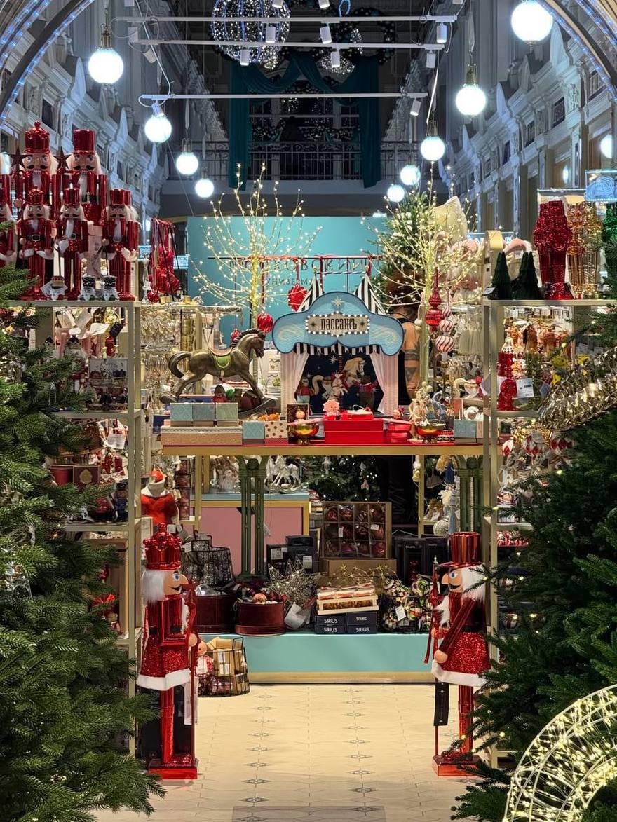 Петербург становится всё более новогодним — по всему городу устанавливают праздничные инсталляции.