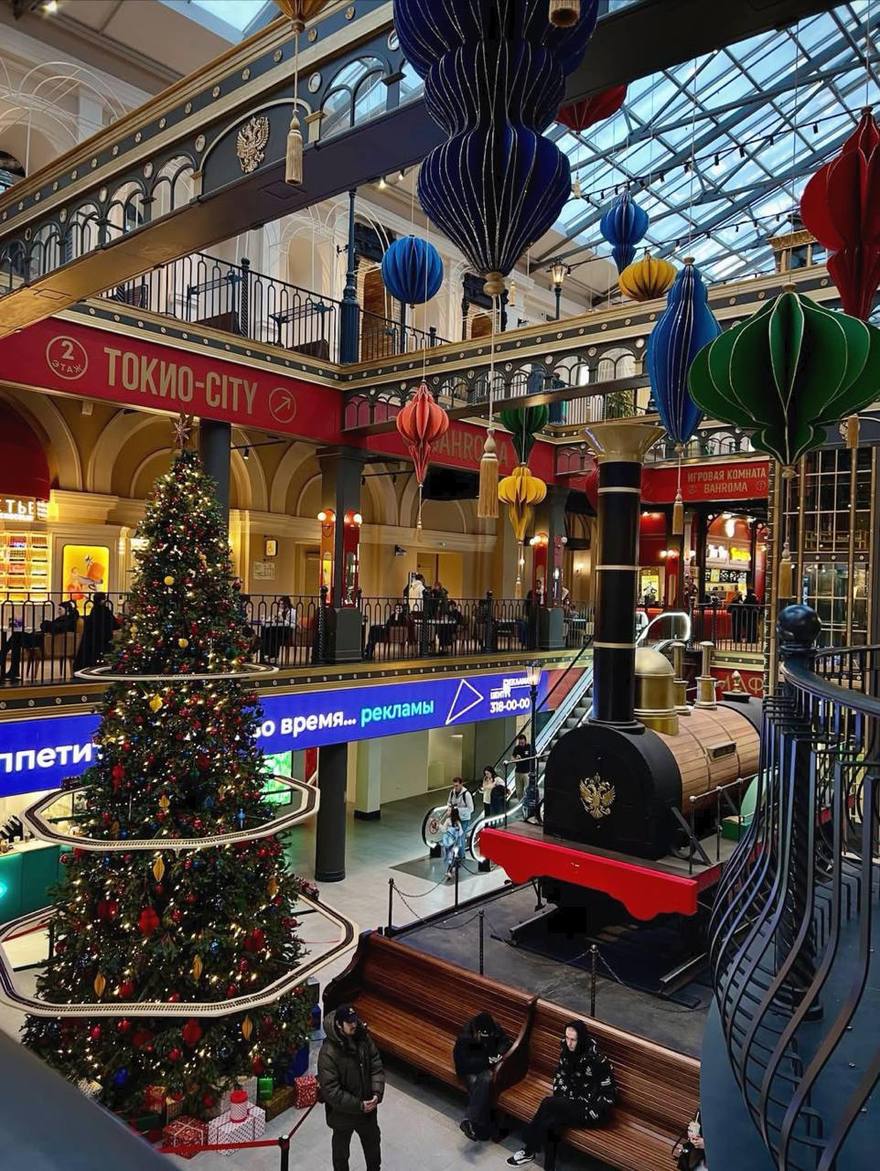 Петербург становится всё более новогодним — по всему городу устанавливают праздничные инсталляции.