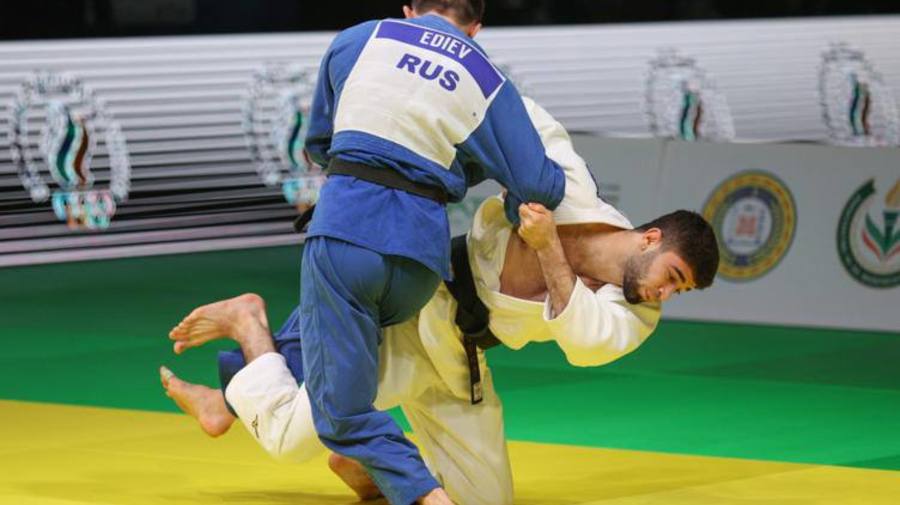 Международная федерация дзюдо вернула российским спортсменам право выступать на международных турнирах под флагом страны, сообщает пресс-служба IJF.