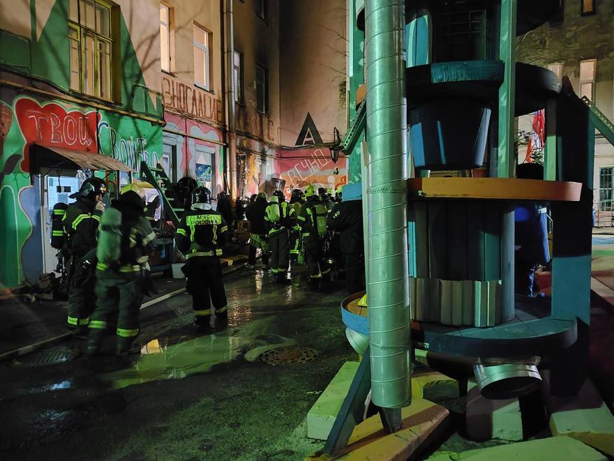 Неизвестные подожгли подвал известного петербургского художника Нельсона 