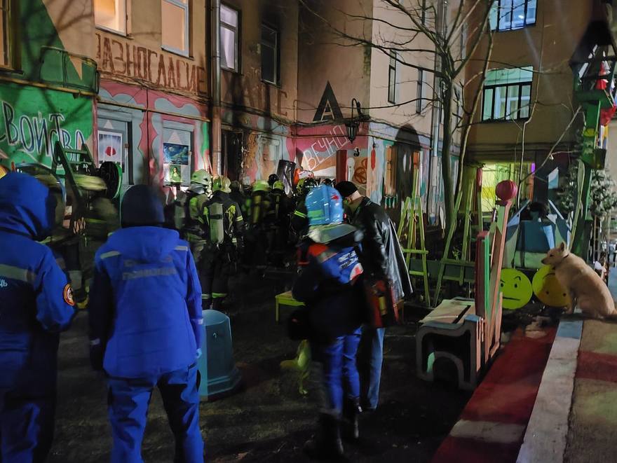 Неизвестные подожгли подвал известного петербургского художника Нельсона 