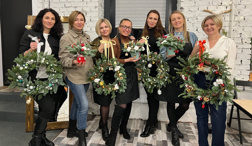 Мастер-класс "Новогодний венок или композиция из нобилиса"