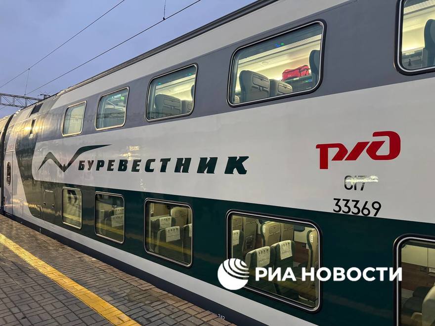 РЖД запустили на линии Москва — Нижний Новгород новый двухэтажный поезд «Буревестник», сегодня он принимает первых пассажиров.