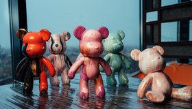 Роспись мишки Bearbricks в технике флюид-арт с видом на Исакий