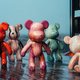 Роспись мишки Bearbricks в технике флюид-арт с видом на Исакий