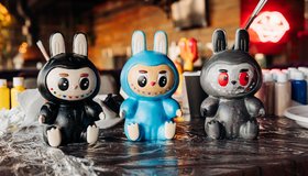 Роспись игрушки Лабубу с видом на Исакий