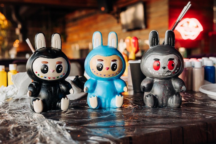 Роспись игрушки Лабубу с видом на Исакий