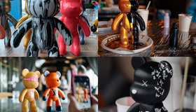 Роспись мишки Bearbricks в технике флюид-арт с видом на Неву