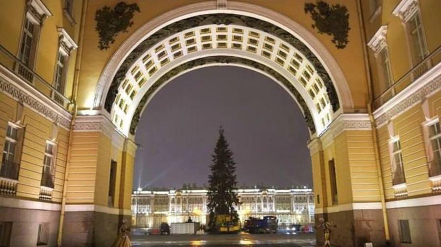 Главная ёлка Петербурга приехала на Дворцовую площадь. Её оформление в этом году останется прежним.  