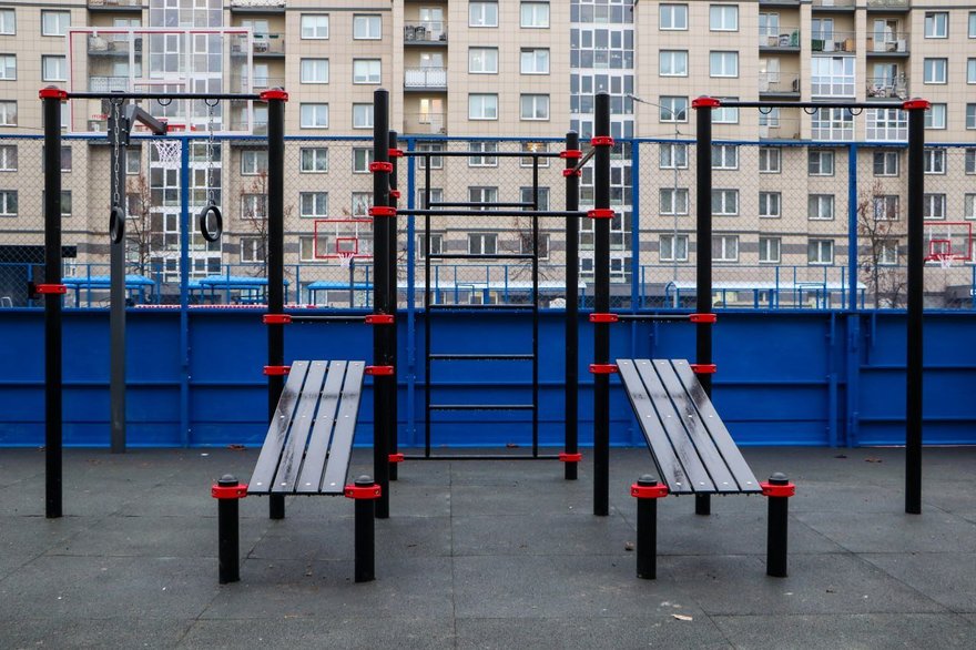 В Петербурге появляются «умные» спортплощадки. Первая открылась в Шушарах в начале декабря. Переходя по QR-кодам на тренажерах, вы можете сверяться с правильной техникой выполнения упражнений.