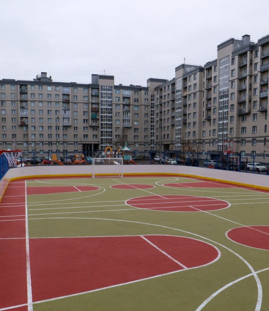 В Петербурге появляются «умные» спортплощадки. Первая открылась в Шушарах в начале декабря. Переходя по QR-кодам на тренажерах, вы можете сверяться с правильной техникой выполнения упражнений.