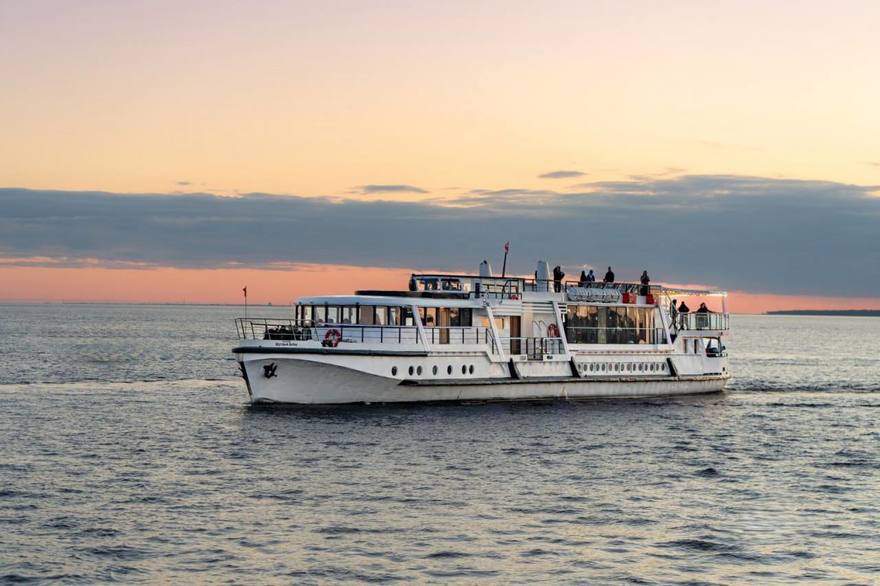 В Петербурге запускают зимние круизы на теплоходе «Шустрый бобр»