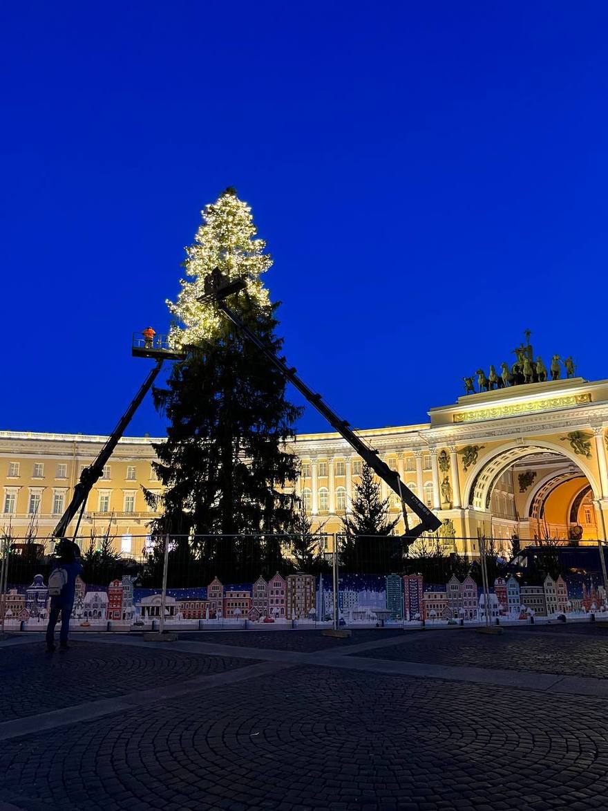 Ёлку на Дворцовой площади постепенно наряжают.