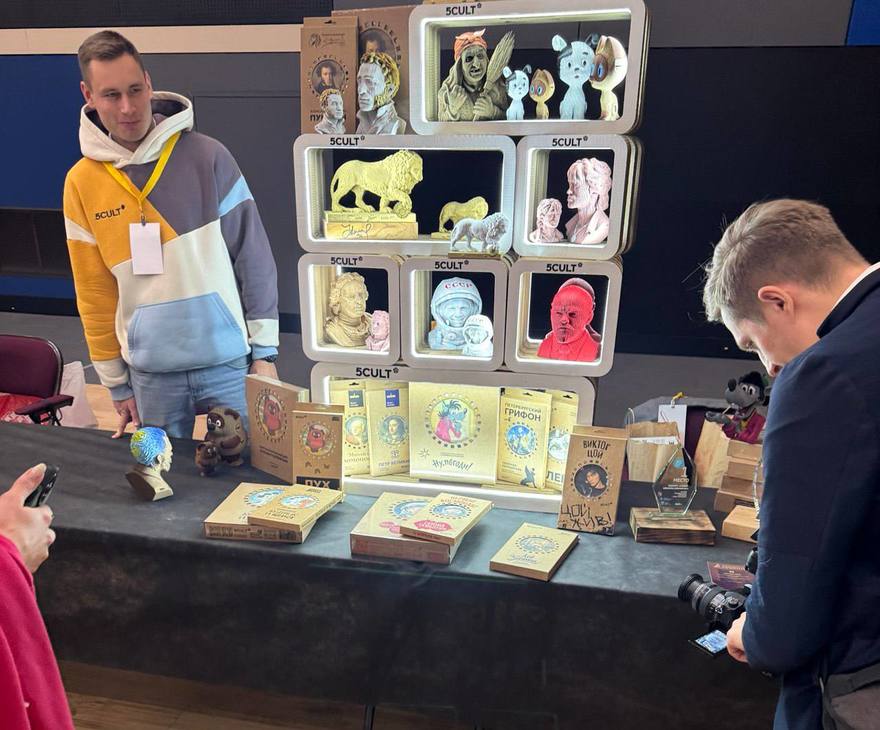 Петербургский бренд 5CULT стал лучшим в России музейным сувениром. Культурный мерч теперь — не магнитики.