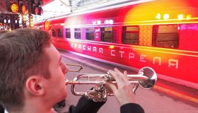 Новую «Красную стрелу», которая будет ездить из Петербурга в Москву, на новогодних праздниках, показали на Московском вокзале.