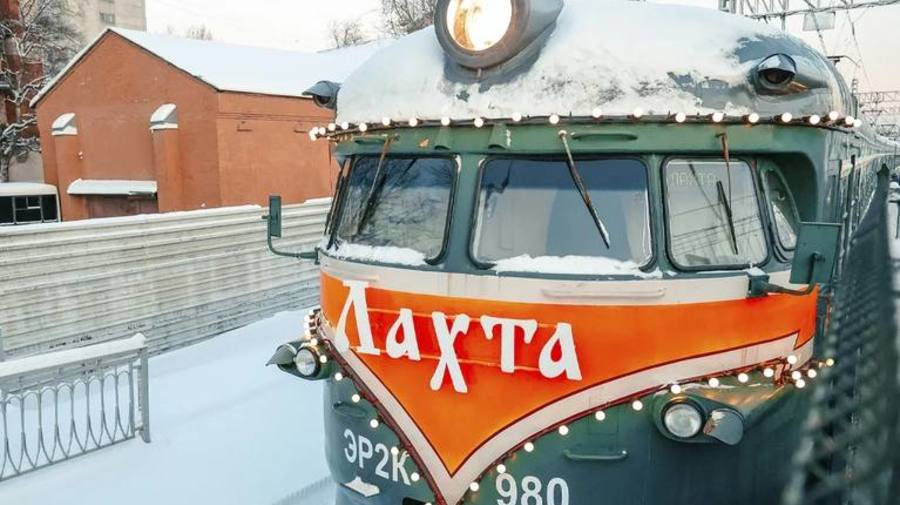 Ретроэлектричка «Лахта» отправится в новогодний рейс 27 декабря. Она поедет с Балтийского вокзала в Гатчину.