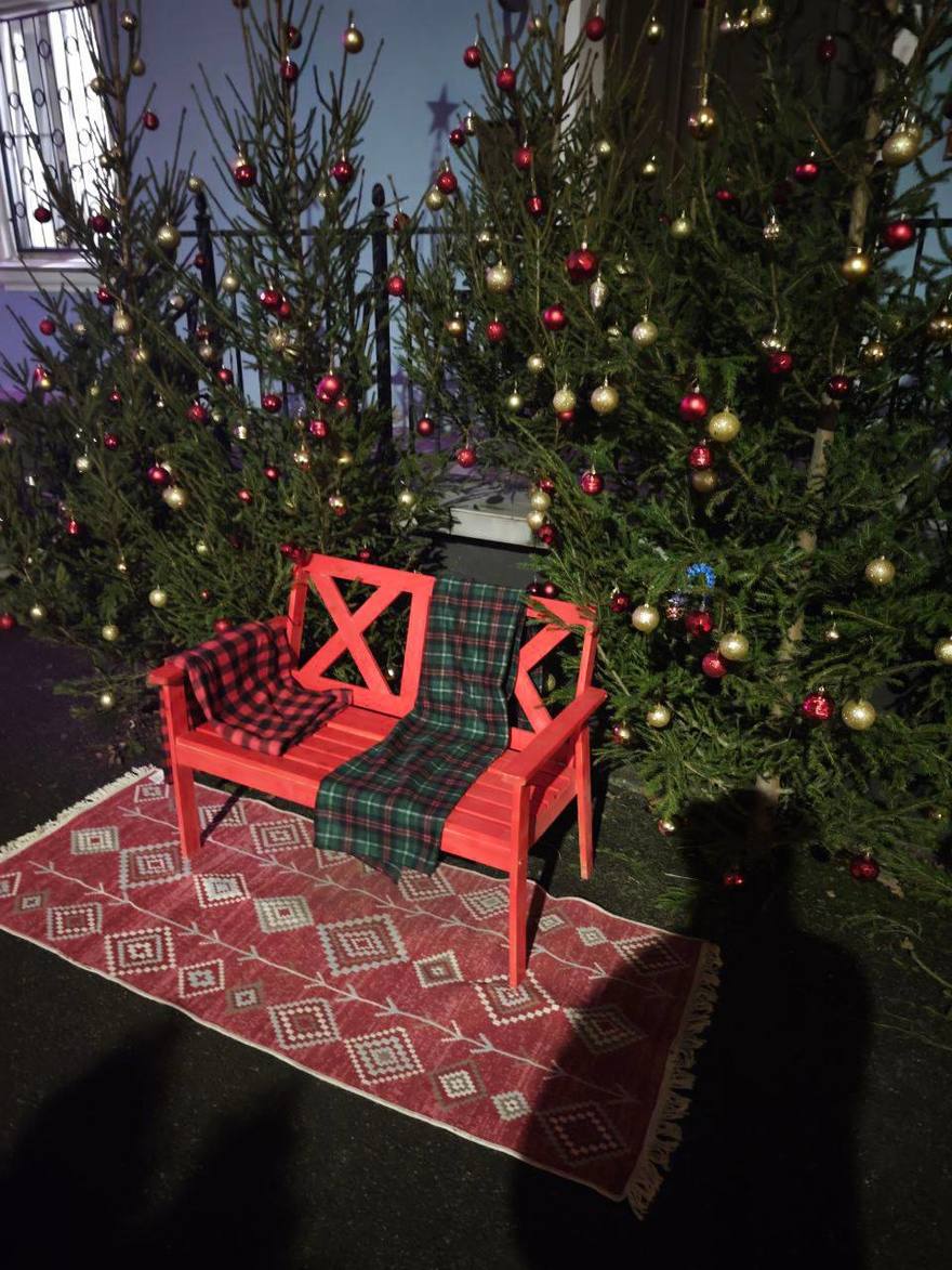 Жители квартала «Немецких коттеджей» объединились и украсили дом 51 по Савушкина.