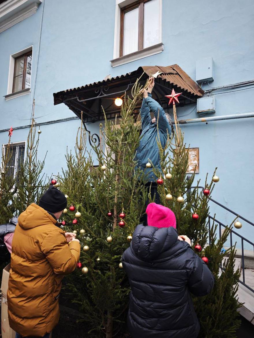 Жители квартала «Немецких коттеджей» объединились и украсили дом 51 по Савушкина.