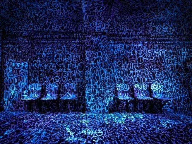 Покрас Лампас расписал арку на 8-й Советской улице. На стенах появились строки из «Вот такой рассеянный» Самуила Маршака.