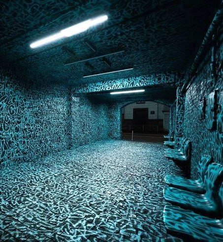 Покрас Лампас расписал арку на 8-й Советской улице. На стенах появились строки из «Вот такой рассеянный» Самуила Маршака.