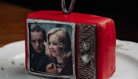 В итальянском бистро Rimski появился новый новогодний десерт — мини‑телевизор, по которому уже идёт «Ирония судьбы». 