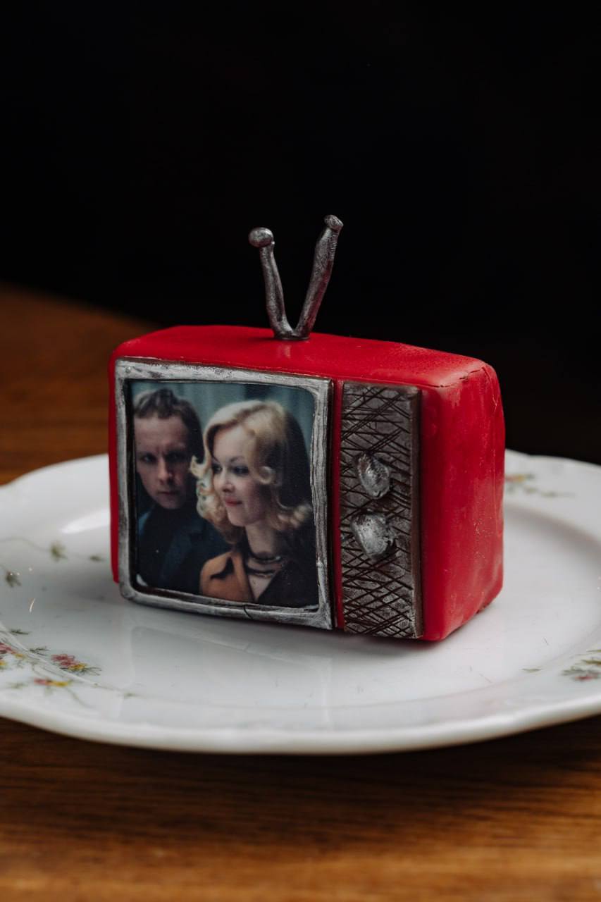 В итальянском бистро Rimski появился новый новогодний десерт — мини‑телевизор, по которому уже идёт «Ирония судьбы». 