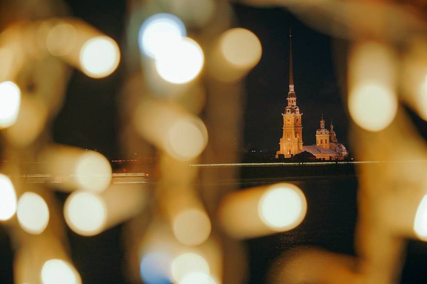 Петербург полностью готов к зимним праздникам. Все районы города украшены, заработали Рождественские ярмарки и катки. 