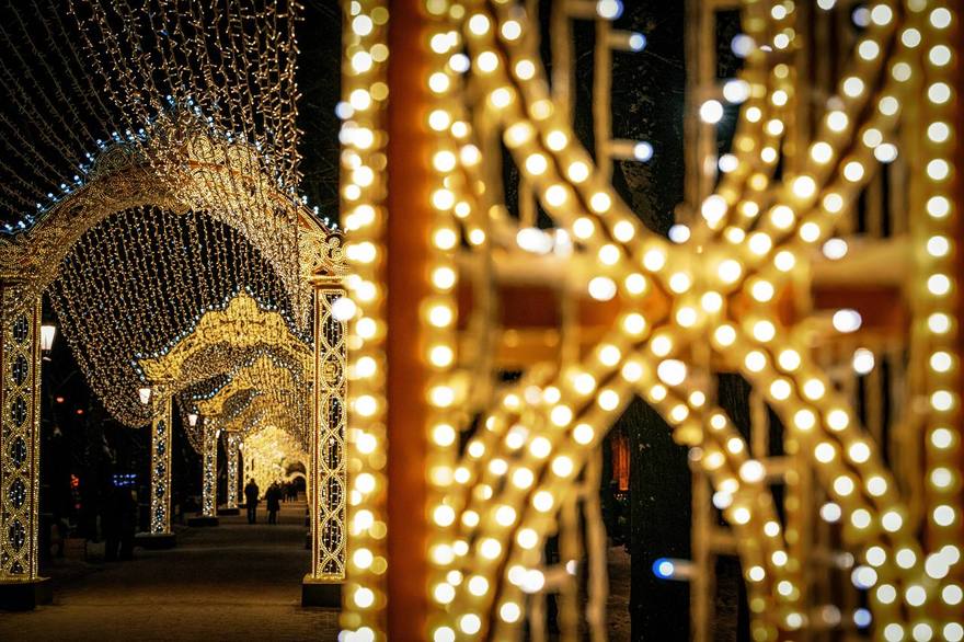 Петербург полностью готов к зимним праздникам. Все районы города украшены, заработали Рождественские ярмарки и катки. 
