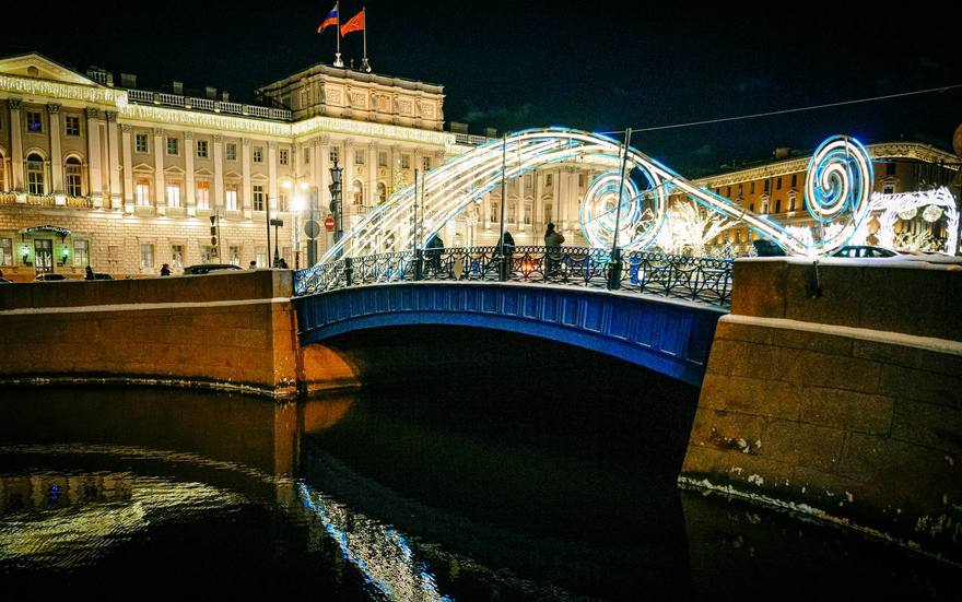 Петербург полностью готов к зимним праздникам. Все районы города украшены, заработали Рождественские ярмарки и катки. 