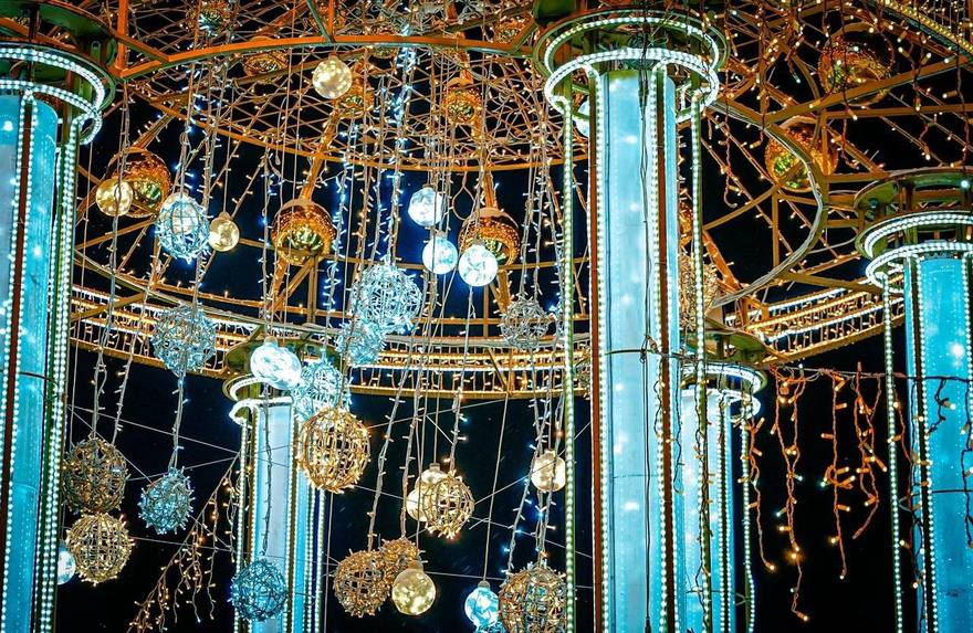 Петербург полностью готов к зимним праздникам. Все районы города украшены, заработали Рождественские ярмарки и катки. 