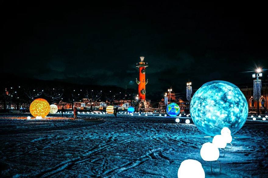 Петербург полностью готов к зимним праздникам. Все районы города украшены, заработали Рождественские ярмарки и катки. 