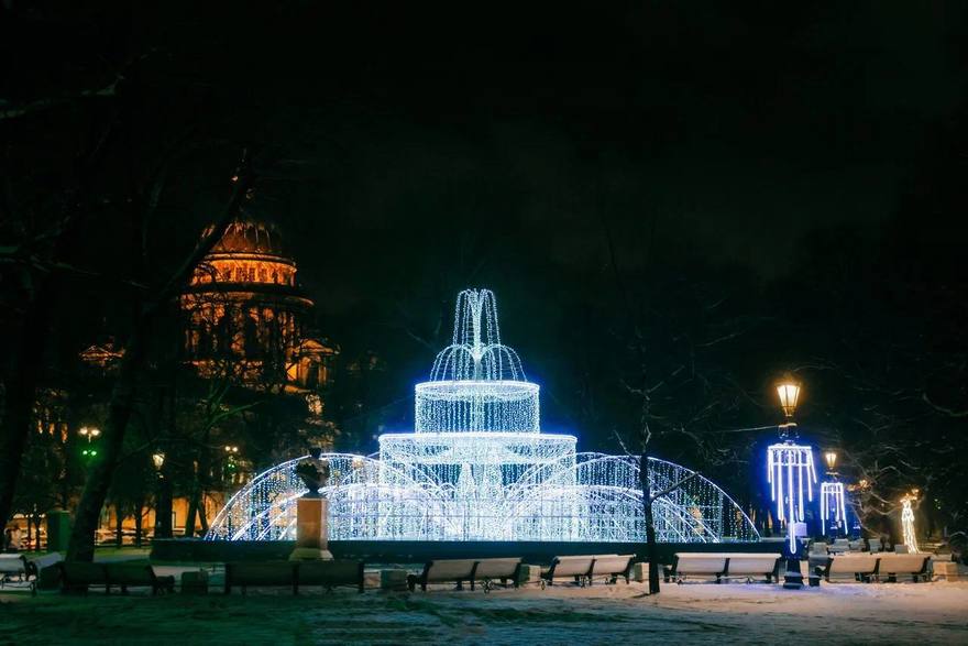 Петербург полностью готов к зимним праздникам. Все районы города украшены, заработали Рождественские ярмарки и катки. 