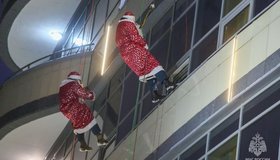 Деды Морозы и Снегурочки поднимали настроение маленьким пациентам, вынужденным лежать на Новый год в Детском лечебно-реабилитационном комплексе имени В.А. Алмазова на Коломяжском проспекте