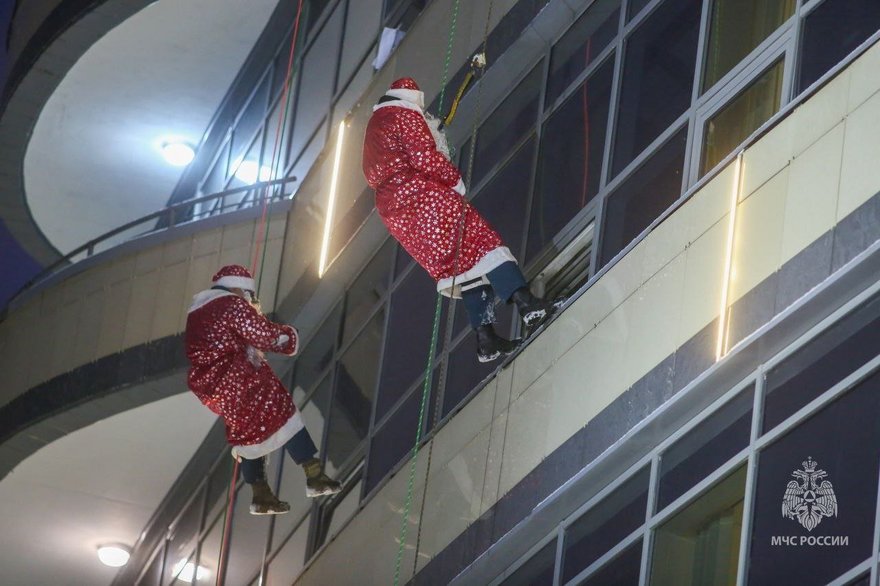 Деды Морозы и Снегурочки поднимали настроение маленьким пациентам, вынужденным лежать на Новый год в Детском лечебно-реабилитационном комплексе имени В.А. Алмазова на Коломяжском проспекте