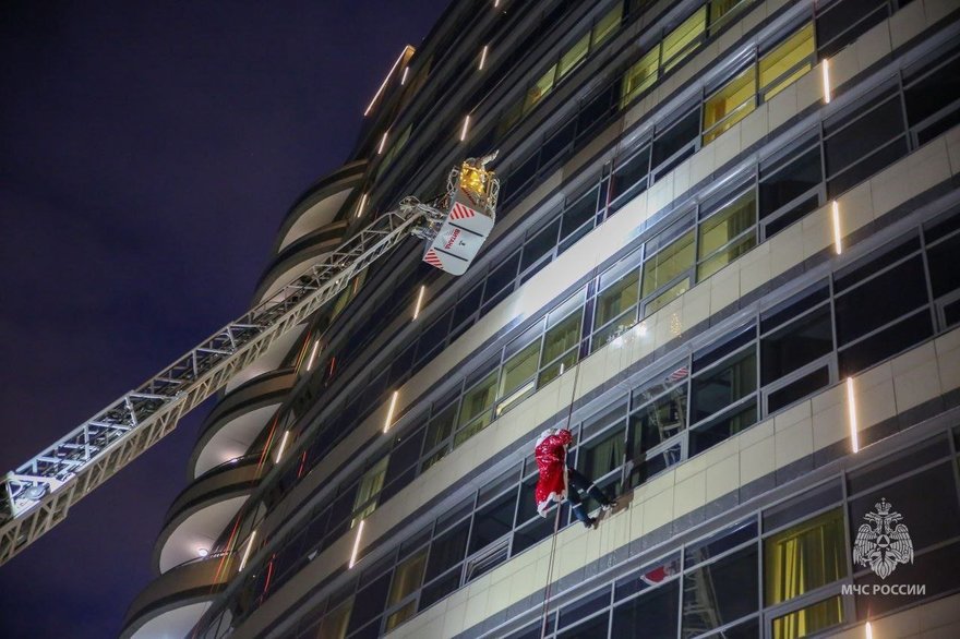 Деды Морозы и Снегурочки поднимали настроение маленьким пациентам, вынужденным лежать на Новый год в Детском лечебно-реабилитационном комплексе имени В.А. Алмазова на Коломяжском проспекте