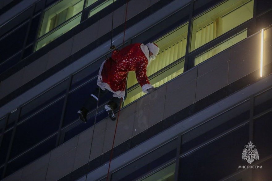 Деды Морозы и Снегурочки поднимали настроение маленьким пациентам, вынужденным лежать на Новый год в Детском лечебно-реабилитационном комплексе имени В.А. Алмазова на Коломяжском проспекте