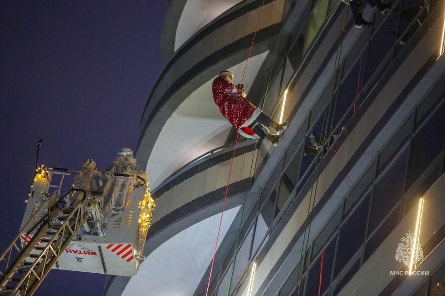 Деды Морозы и Снегурочки поднимали настроение маленьким пациентам, вынужденным лежать на Новый год в Детском лечебно-реабилитационном комплексе имени В.А. Алмазова на Коломяжском проспекте