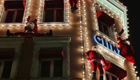 Деды Морозы устроили настоящий захват отеля на Петроградской 